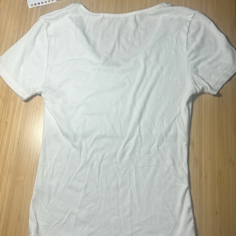 Simple Ribbed V-Neck White, Active Basic Fitted T-Shirt (Small) - Picture 2 of 3